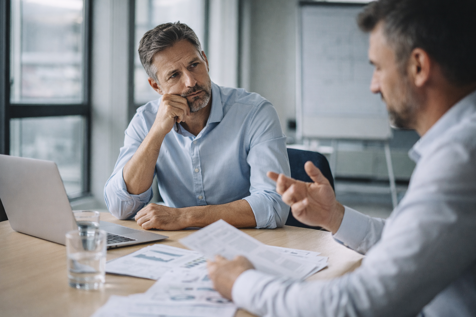 Strategie-Gespräch zwischen einem Unternehmer und einem Business-Coach von The Black Swan